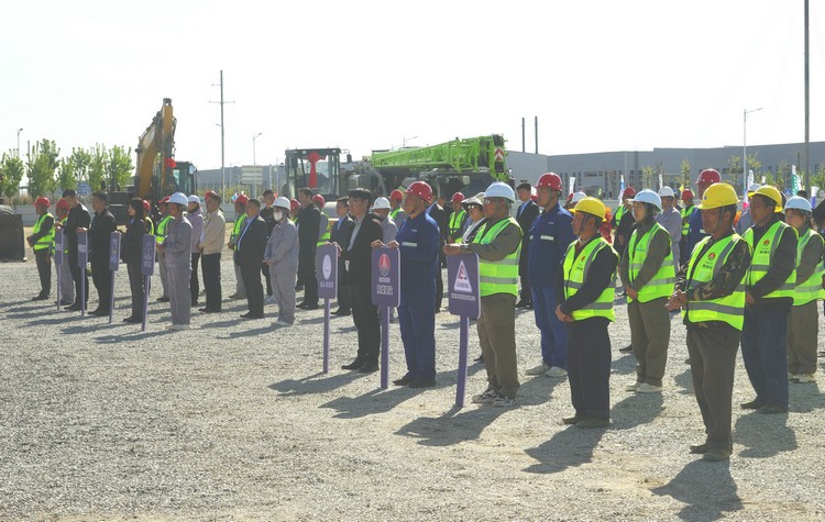 圖為參加開(kāi)工儀式的各單位代表列隊站立會(huì )場(chǎng)，周永忠攝_副本.JPG