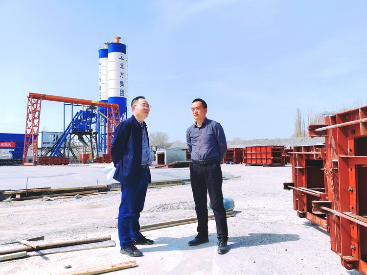 0414 ---（機械）--【抓進(jìn)度 鼓干勁】領(lǐng)導視察一線(xiàn)，心系施工進(jìn)度1_副本.jpg